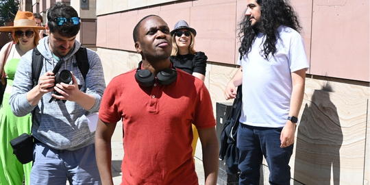 Players exploring the City of London streets during a Glitch Hunters mission